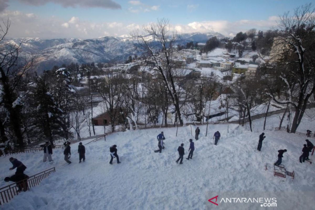 16 turis tewas setelah terjebak salju di bukit Pakistan