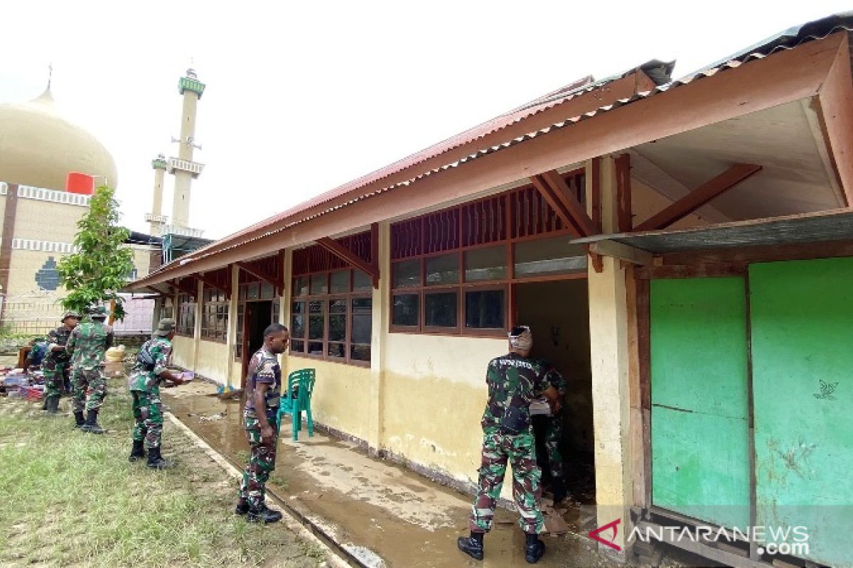 Denzipur Jayapura bantu pulihkan fasilitas sekolah usai banjir