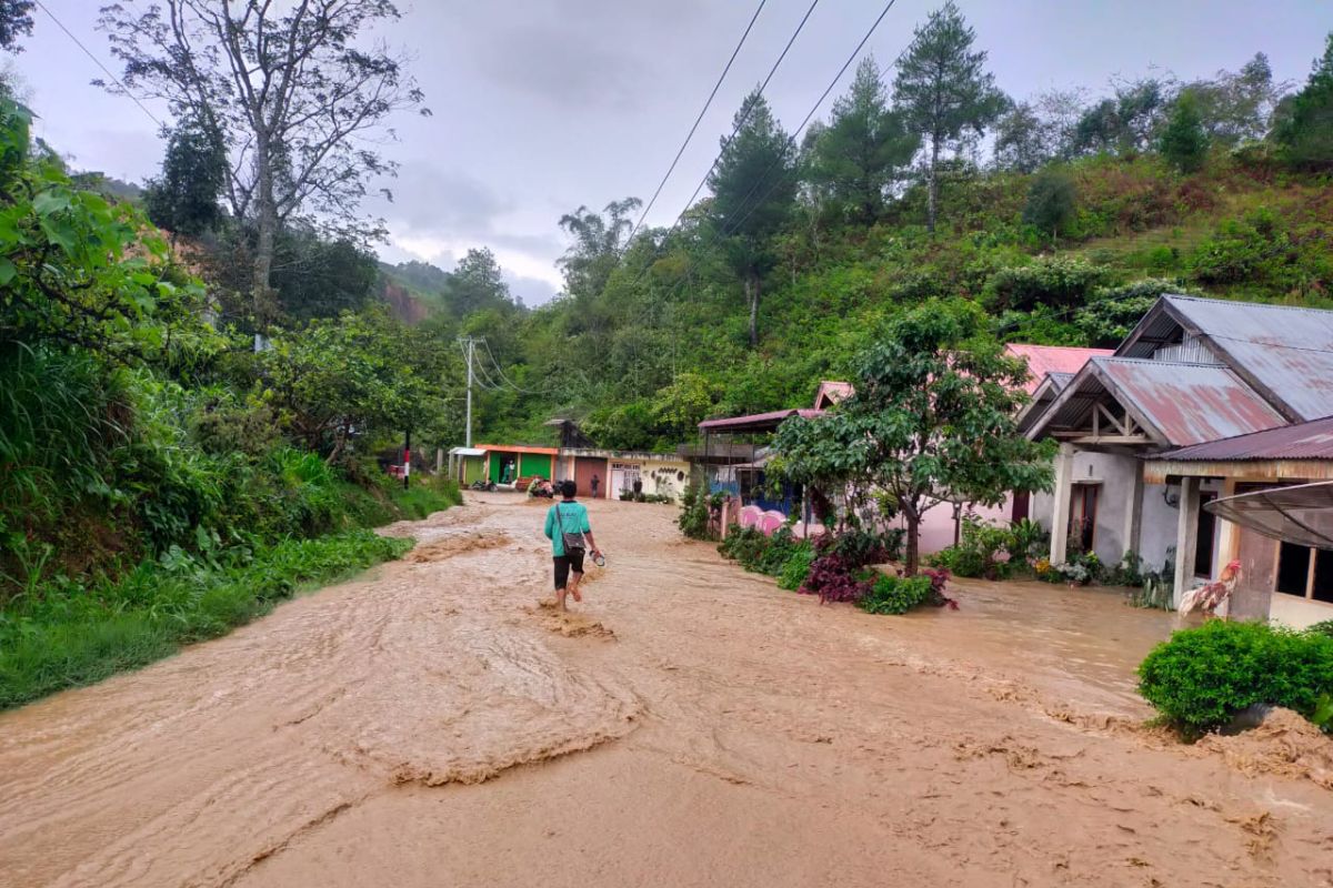 Flood swamps Air Dingin Village, Solok, West Sumatra
