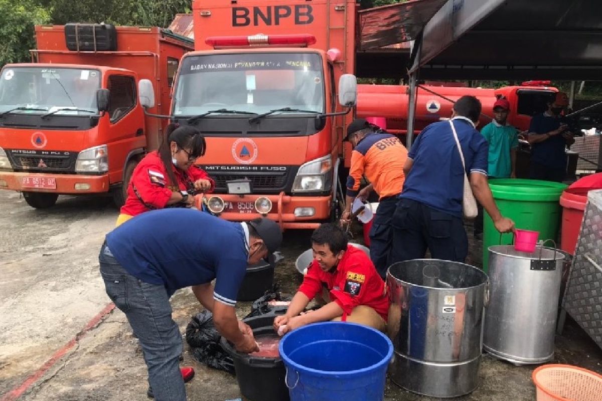 Pemuda Batak Bersatu bantu siapkan makanan korban bencana di Jayapura