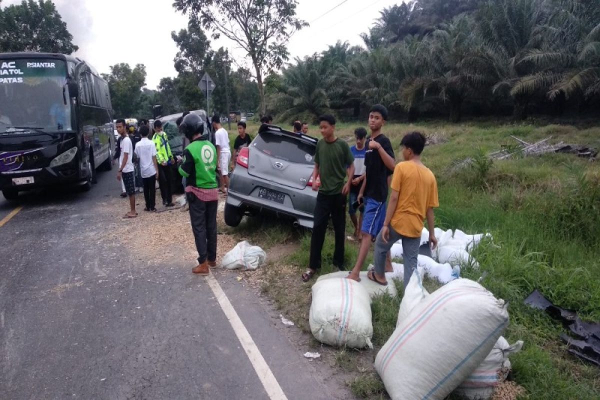 Dua mobil dan satu sepeda motor bertabrakan di Sergai