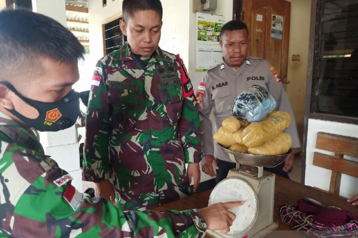 Satgas TNI Yonif 711 mengamankan barang bukti  ganja di perbatasan RI-PNG