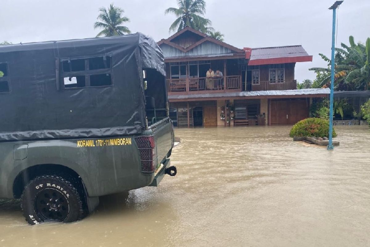 Personel Kodim Jayapura bantu evakuasi korban banjir distrik Nimbokrang
