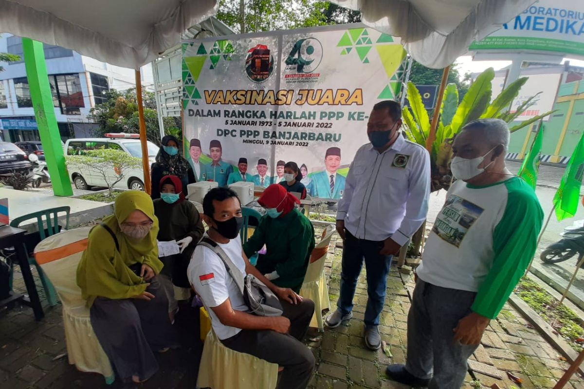 Puluhan warga ikuti vaksinasi harlah PPP