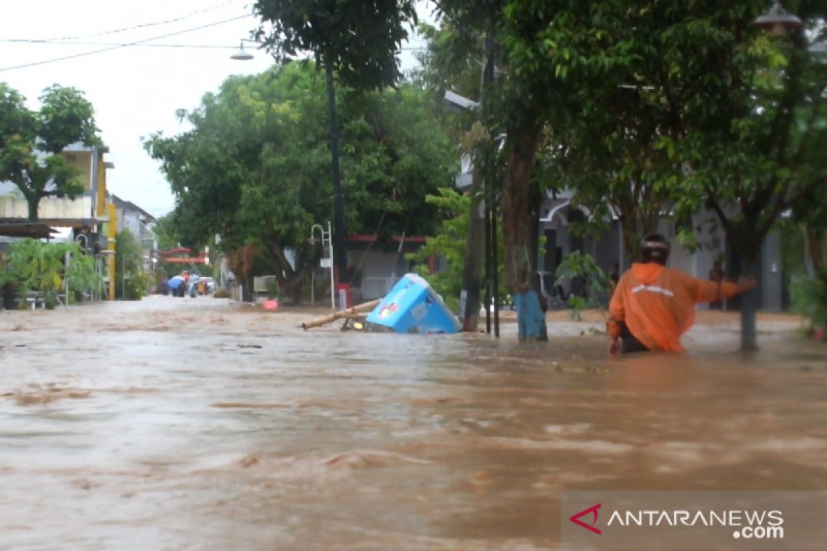 Banjir bandang terjang kawasan perumahan di Mangli Jember