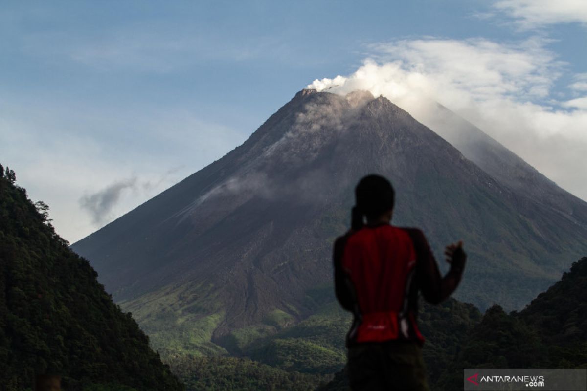 Tinggi kubah lava Gunung Merapi bertambah sekitar satu meter