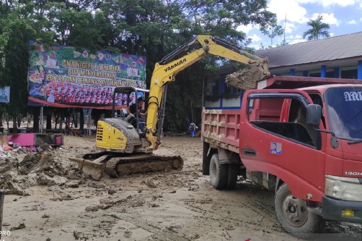 700 relawan bersihkan kawasan terdampak banjir Kota Jayapura