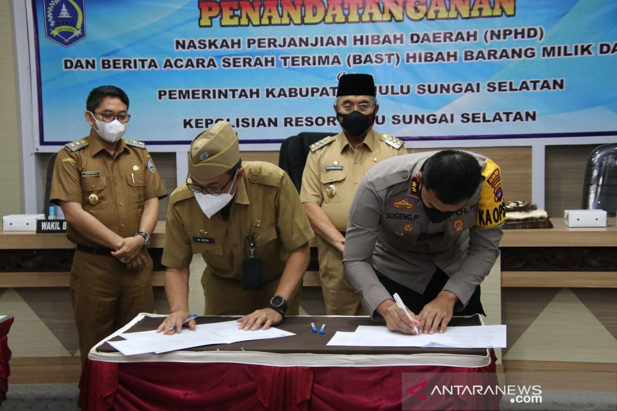 Hibah barang milik daerah pemkab untuk Polres HSS diserahterimakan