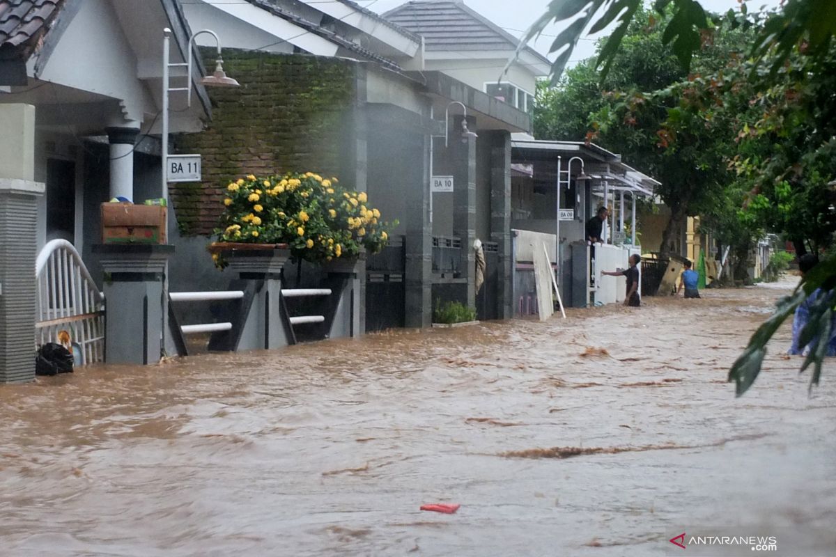 Kemarin kasus infeksi Omicron naik, banjir terjadi di Jember