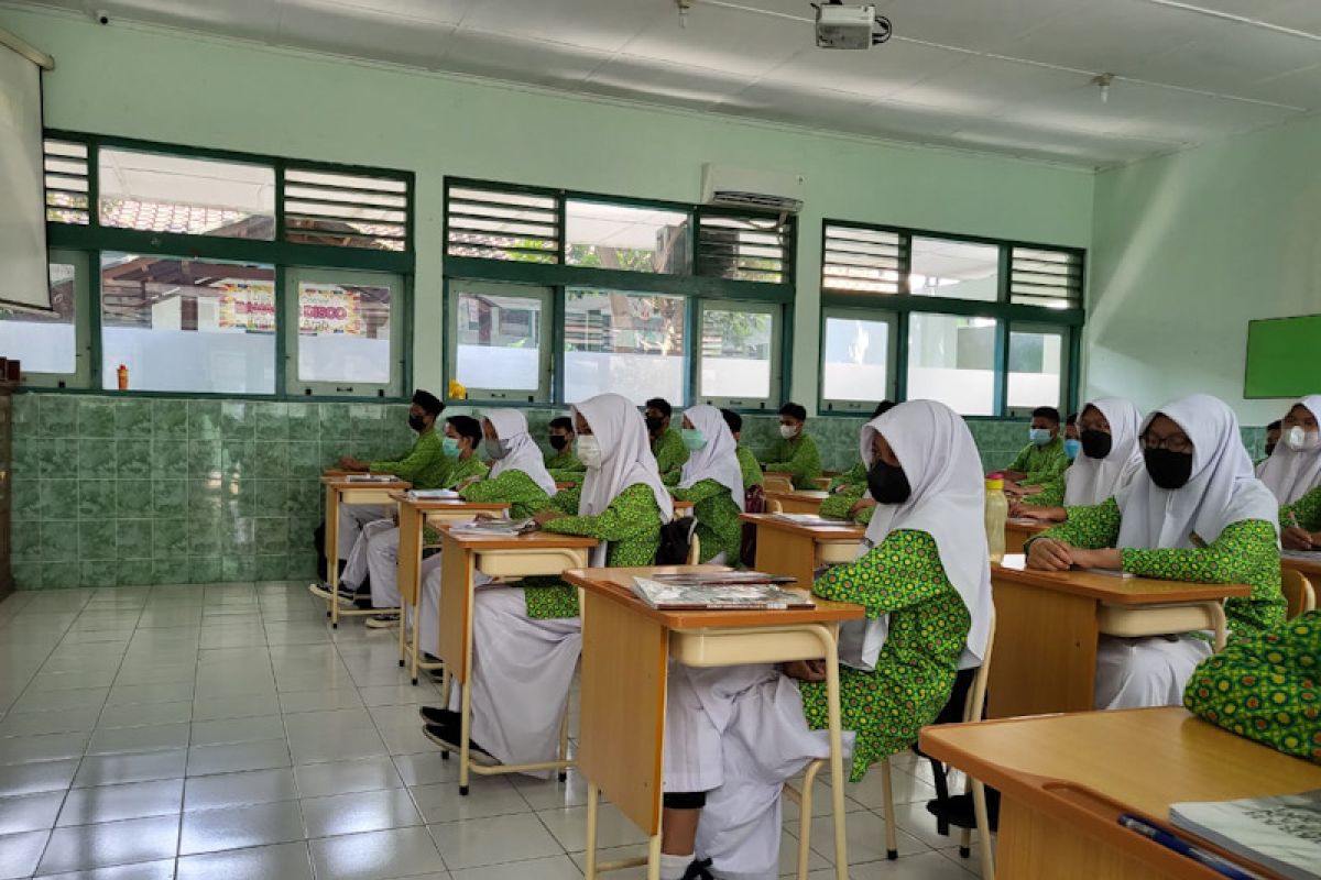 Yogyakarta cuts offline learning capacity at schools to 50%