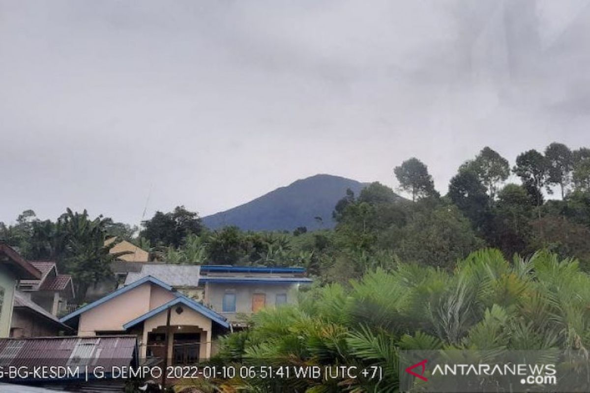 BPBD minta warga di sekitar Gunung Dempo tetap waspada