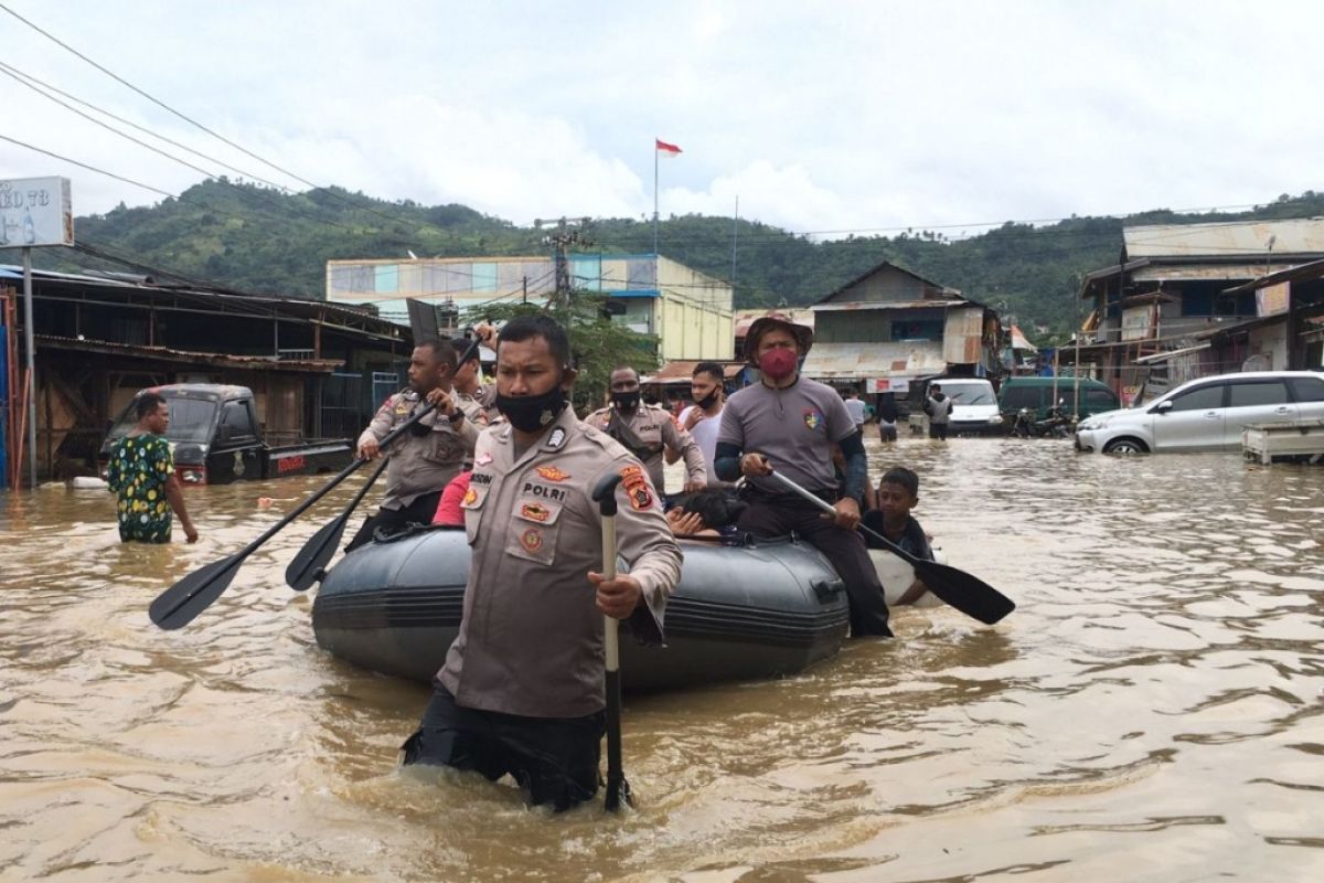 Polda Papua Terjunkan 380 Personel Bantu Penanganan Banjir dan Longsor di Jayapura