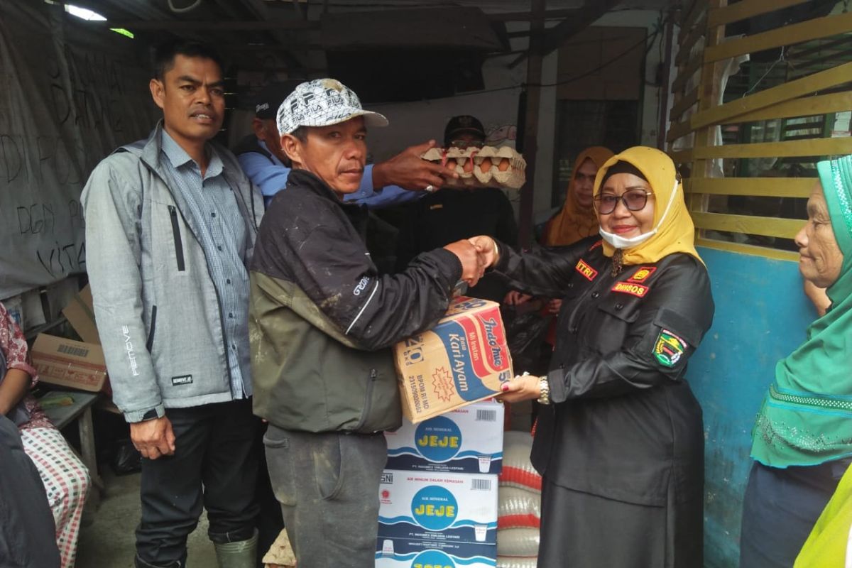 Pemkab Solok serahkan bantuan untuk warga korban banjir bandang di Air Dingin
