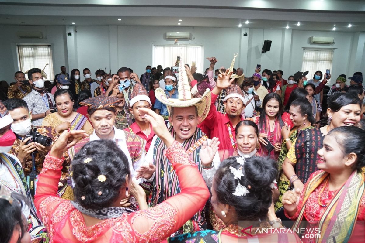 Kenakan topi khas Pulau Rote, Wali Kota lantik Pengurus Keluarga TIROSA Pangkalpinang