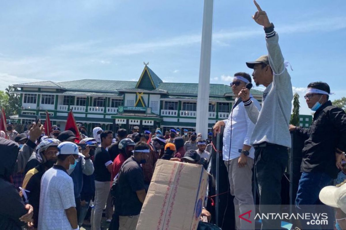 Buntut kontrak honorer tak diperpanjang, Kantor Bupati Meranti kembali diserbu