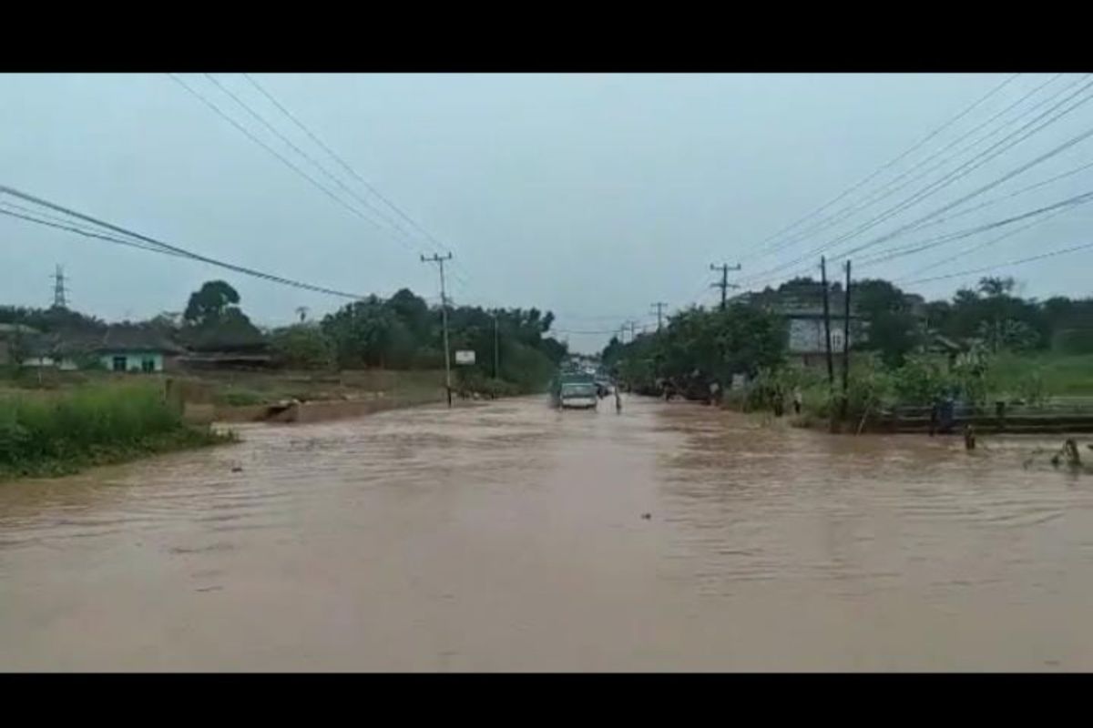 Jalan Jambi-Palembang KM 13 di Muarojambi  terendam banjir