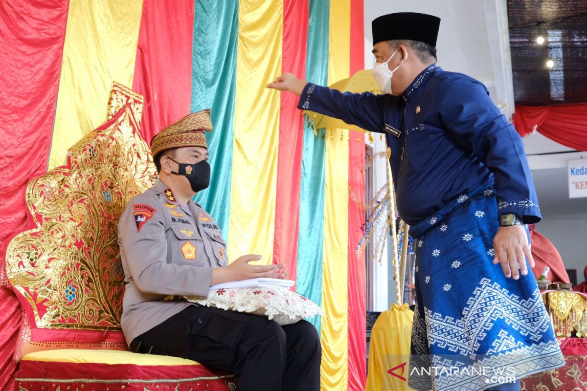 Ditepung tawar, Kapolda Riau siap terima kritik