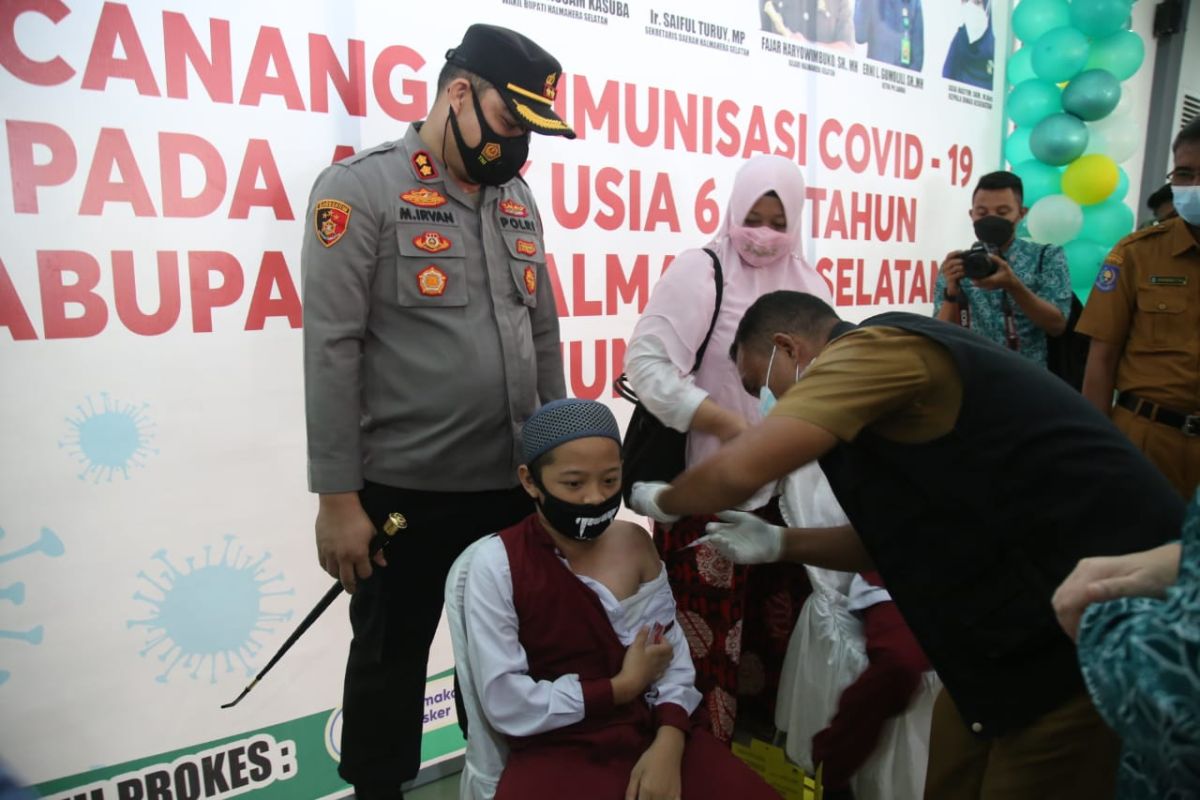 Polri/TNI di Halsel laksanakan vaksinasi anak umur 6 - 11 tahun, perangi COVID -19