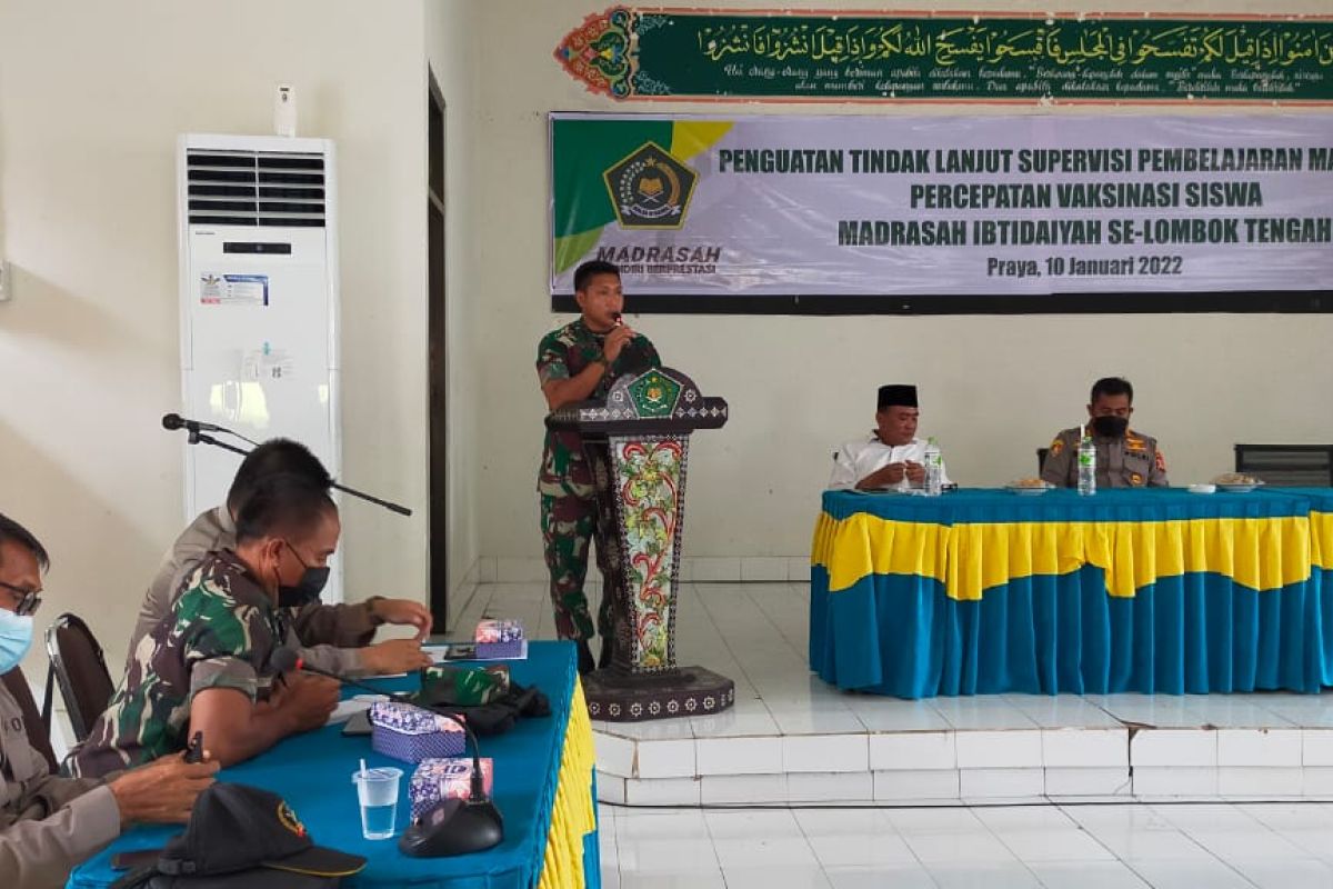 Kodim 1620/Lombok Tengah mendorong percepatan vaksinasi siswa madrasah