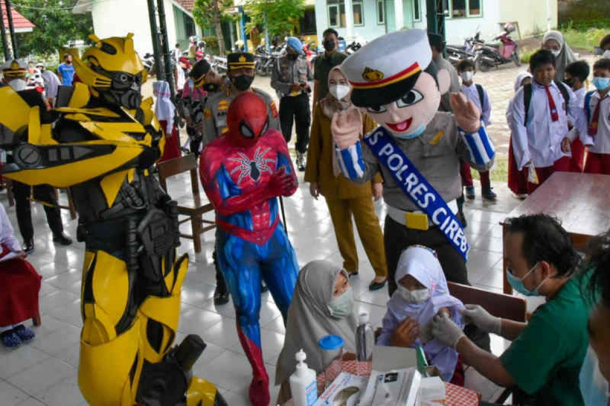 Polisi hadirkan superhero saat vaksinasi anak di Cirebon