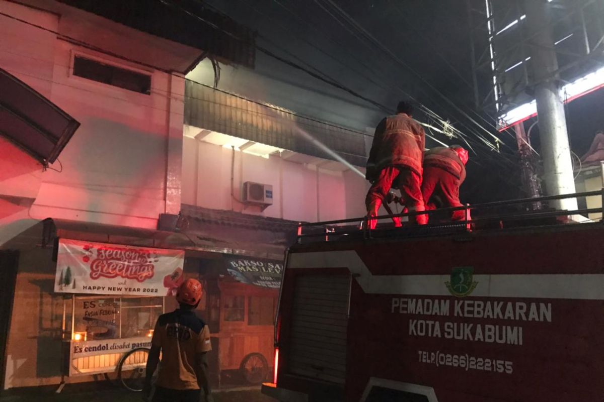Rumah makan di pusat keramaian Kota Sukabumi terbakar
