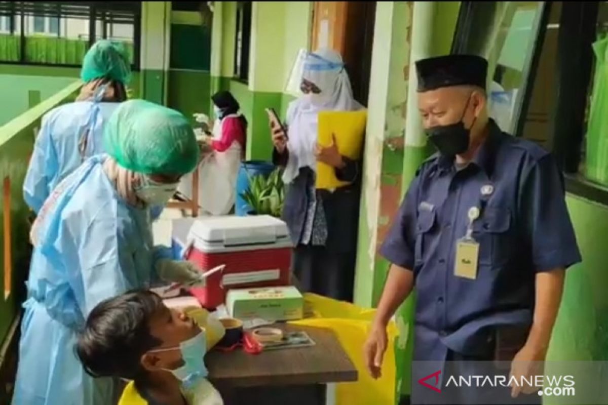 Puluhan siswa SDN Cipinang Muara 01 jalani tes PCR cegah COVID-19