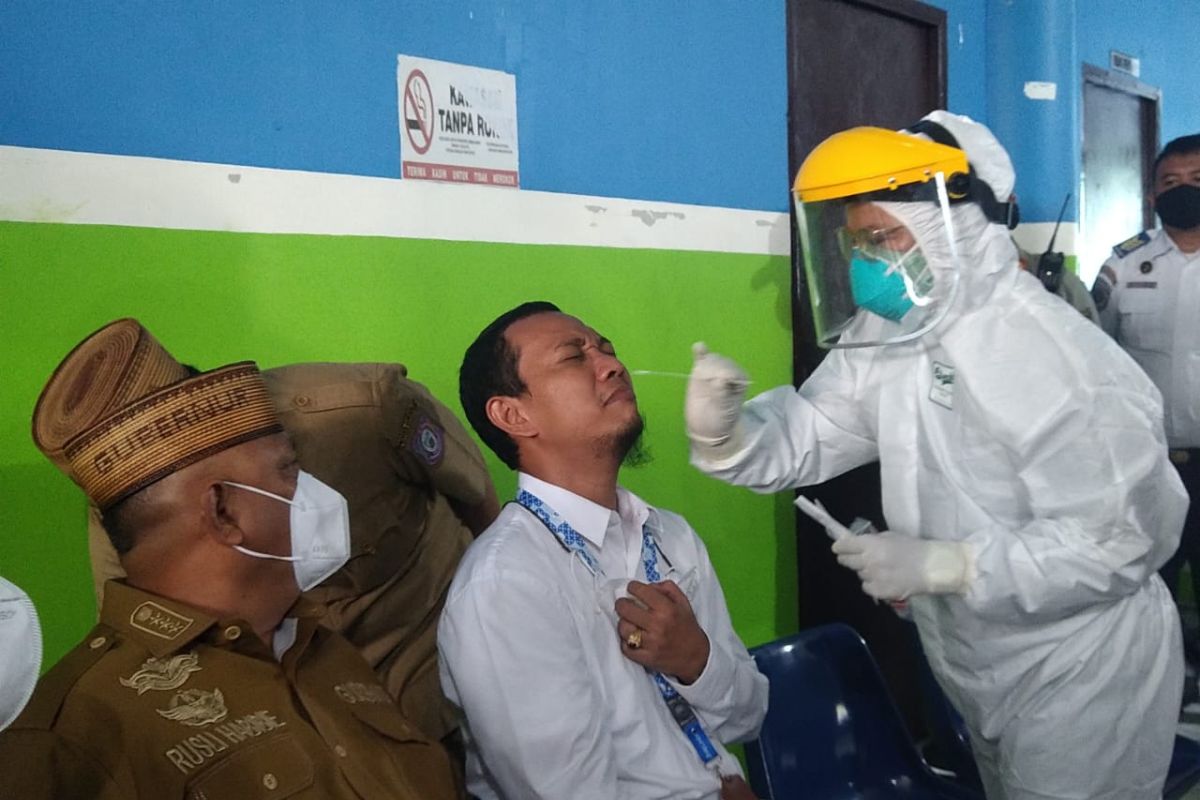Ratusan pegawai Pelabuhan Gorontalo menjalani tes PCR