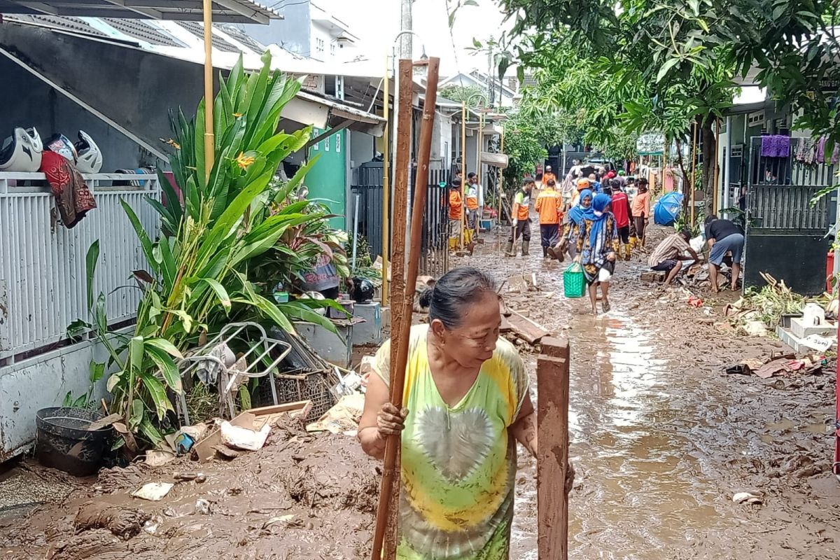 Hundreds of flash-flood victims in Bumi Mangli Permai Housing Jember District start to clean homes