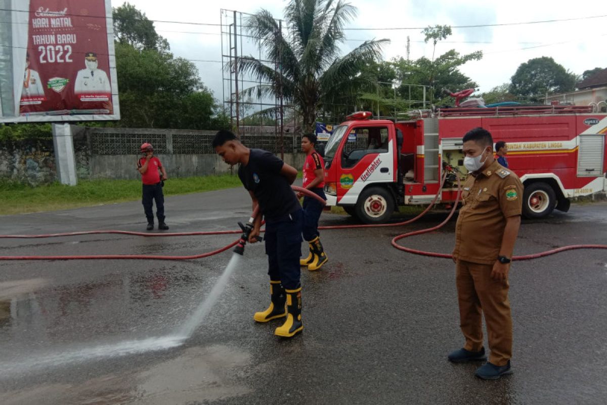 Wabup Lingga bersama Damkar bersihkan jalan untuk keselamatan pengendara