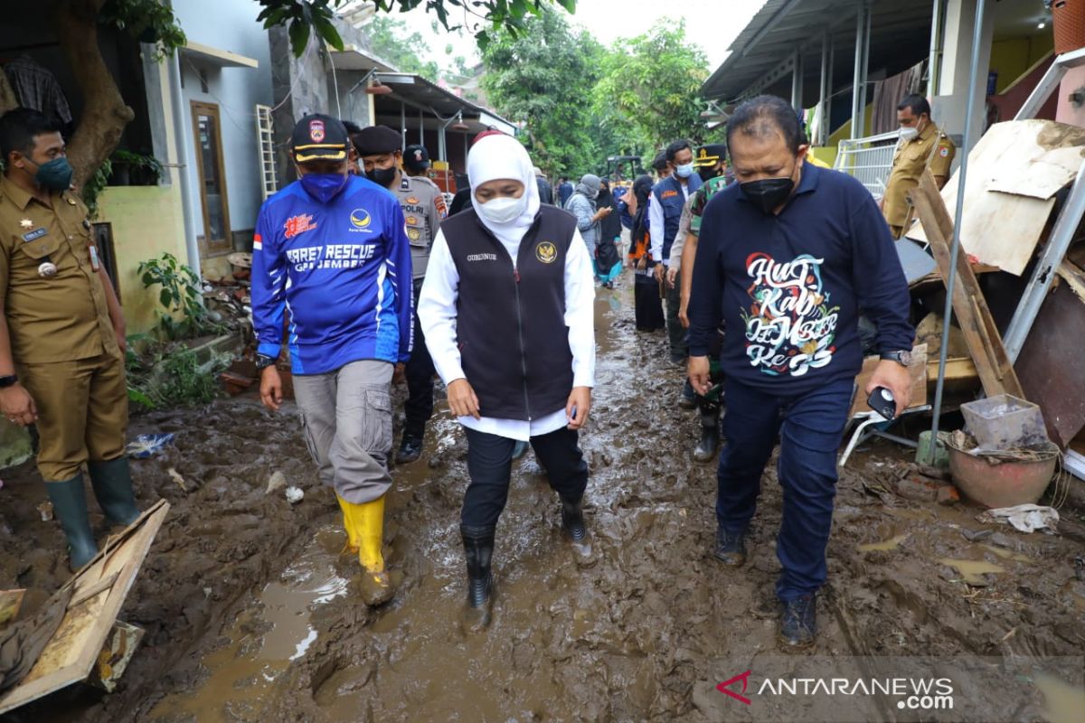 Khofifah janji perbaiki infrastruktur jalan rusak di Jember akibat banjir bandang