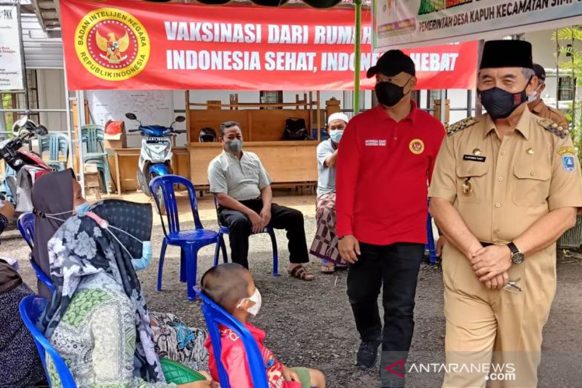 Vaksinasi hingga malam hari di HSS, upaya mendekatkan layanan pada masyarakat