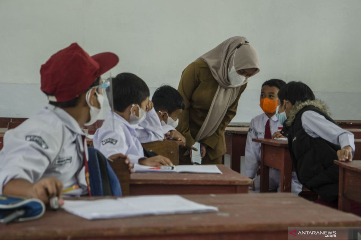 Menyikapi perkembangan anak usia SD