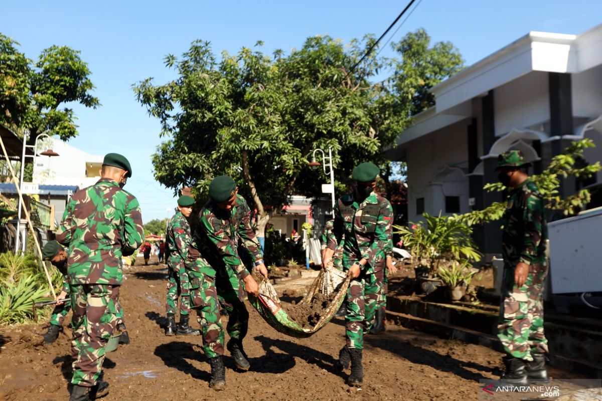 TNI-Polri dikerahkan untuk pembersihan lokasi banjir Jember