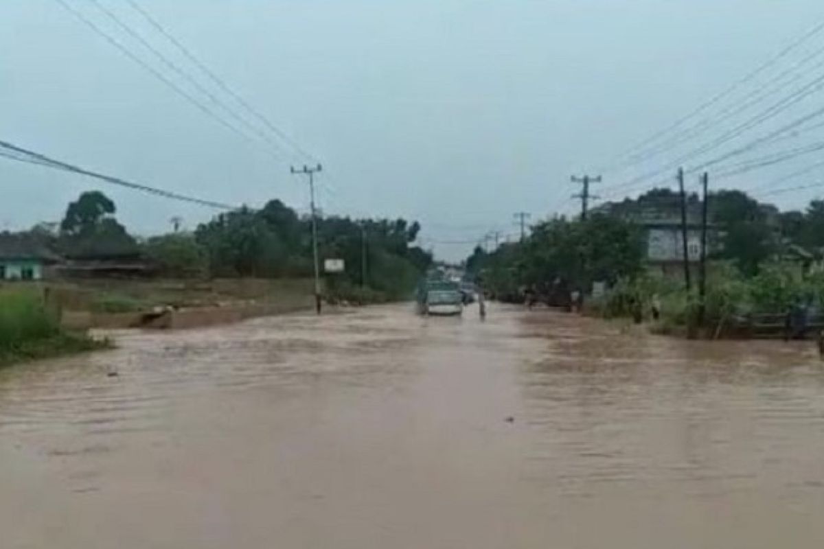 Jalan Jambi-Palembang KM 13 di Muarojambi terendam banjir