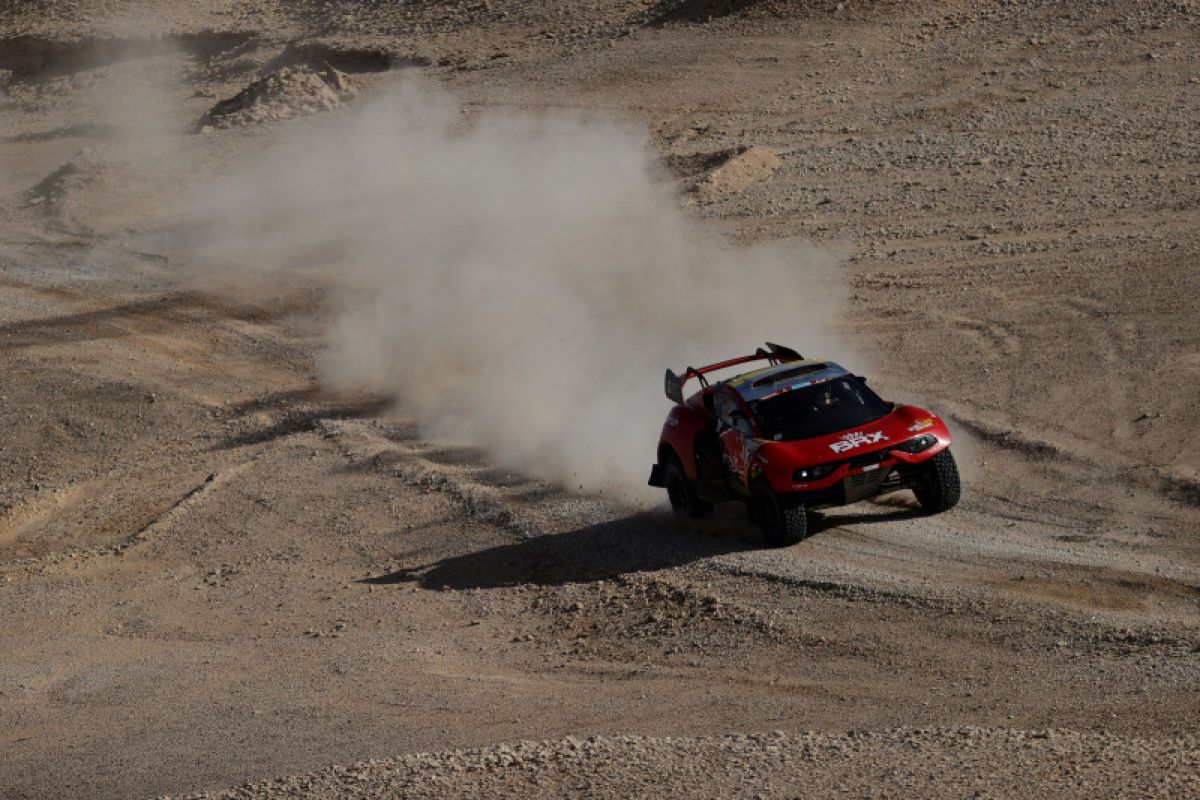 Loeb pangkas jarak dari Al-Attiyah setelah etape 8 Reli Dakar