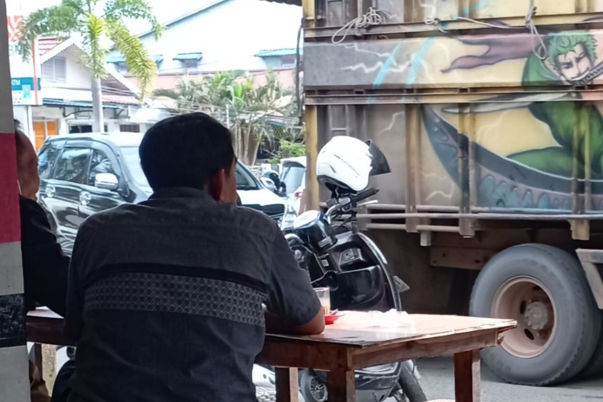 Parkiran di beberapa Warkop Jalan Pasar Baru dinilai rawan Lakalantas