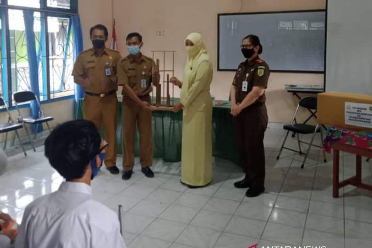 Kejari Kabupaten Bangka Barat salurkan bantuan angklung ke SLB Mentok