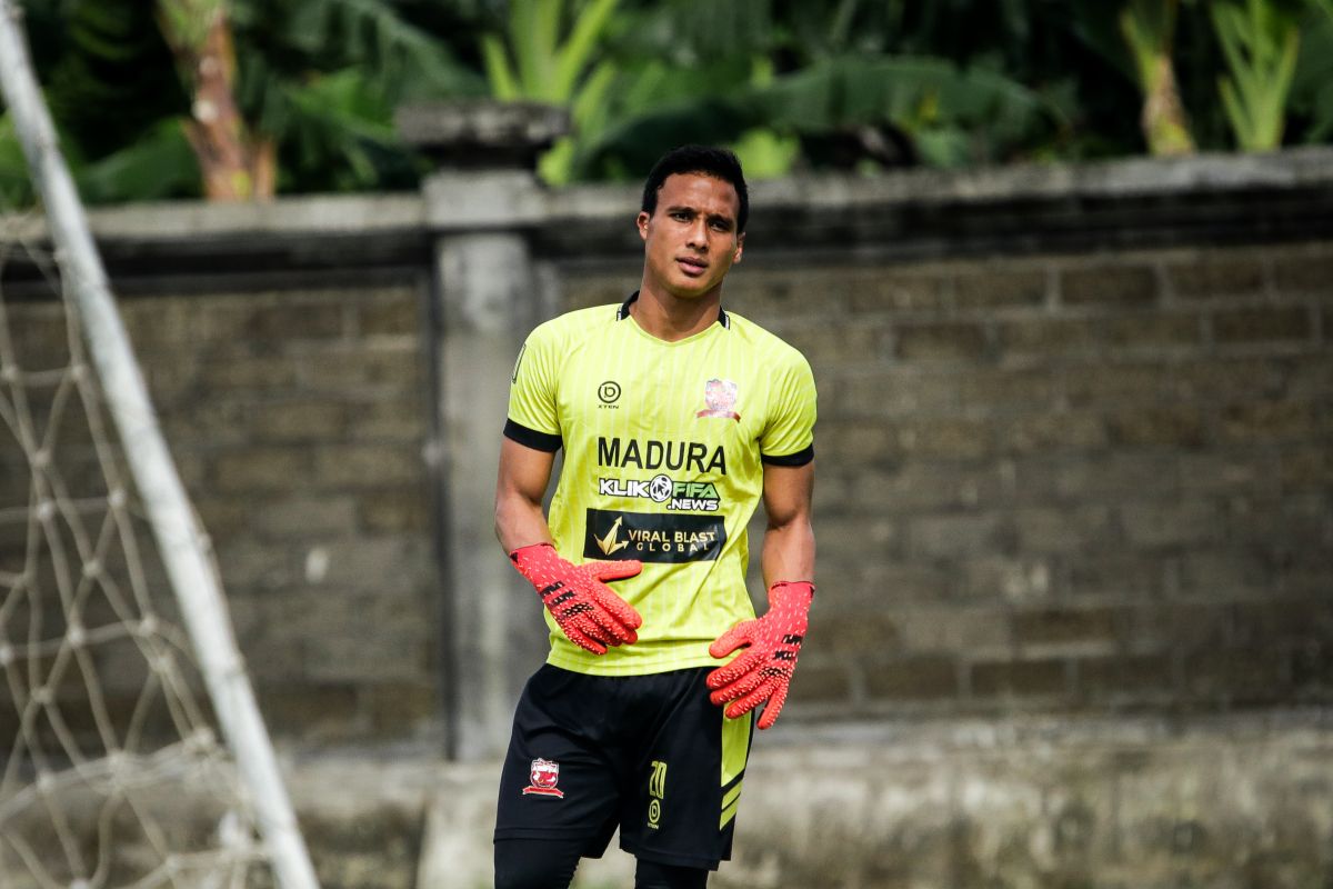 Kiper Madura United ikut lelang seragam untuk keluarga Taufik Ramsyah