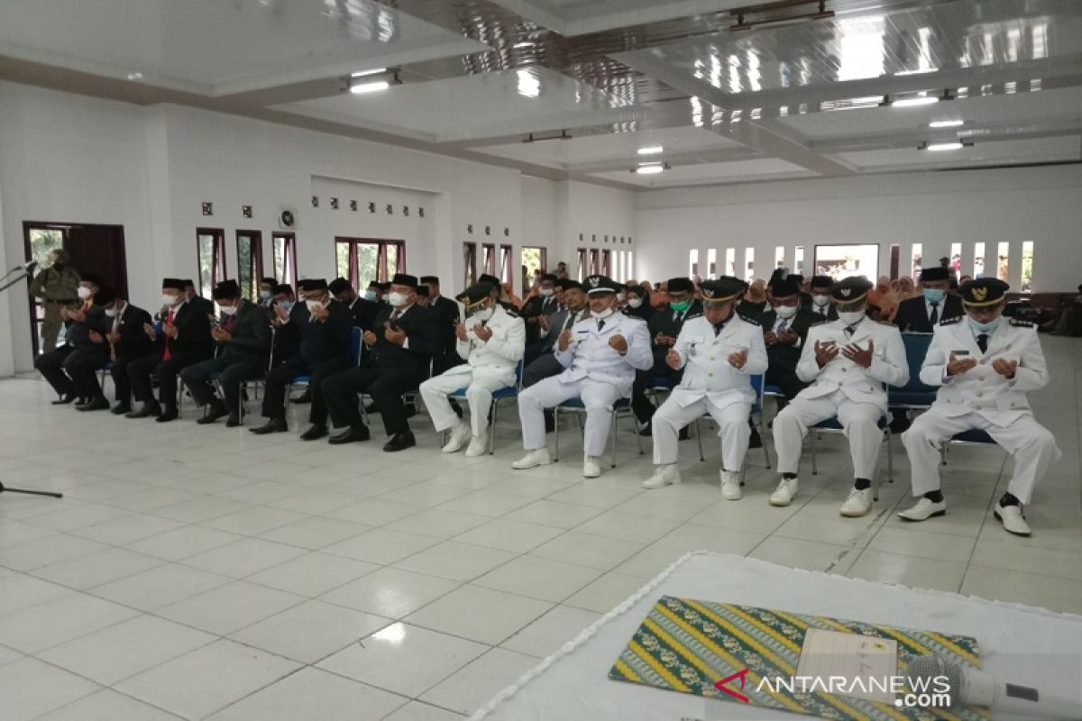 46 pejabat eselon dilantik, enam kepala dinas