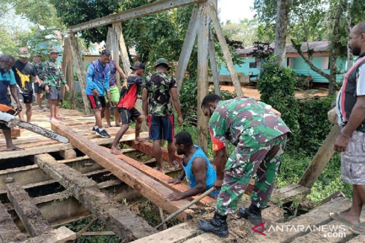 TNI bersama warga perbaiki jembatan kali Oga Awayanka Boven Digoel Papua