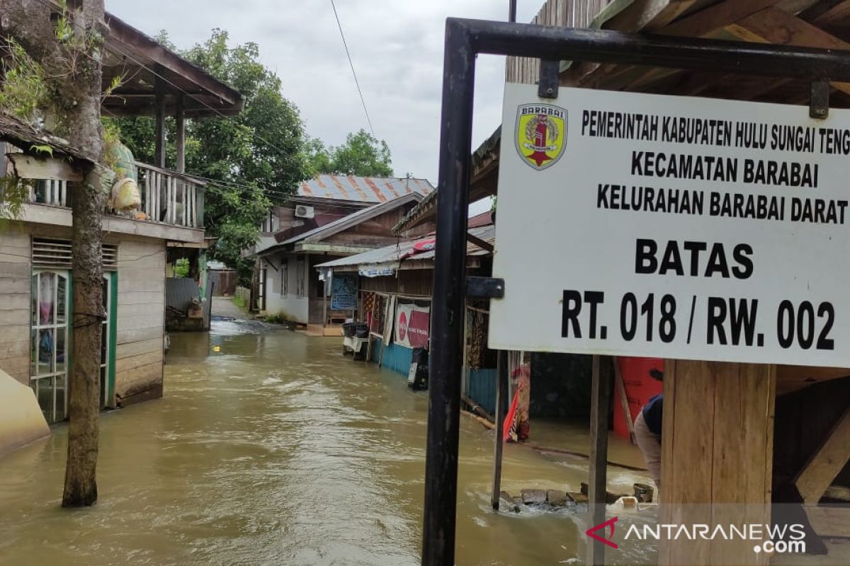 Ruas jalan dan Pasar di Kota Barabai mulai tergenang banjir