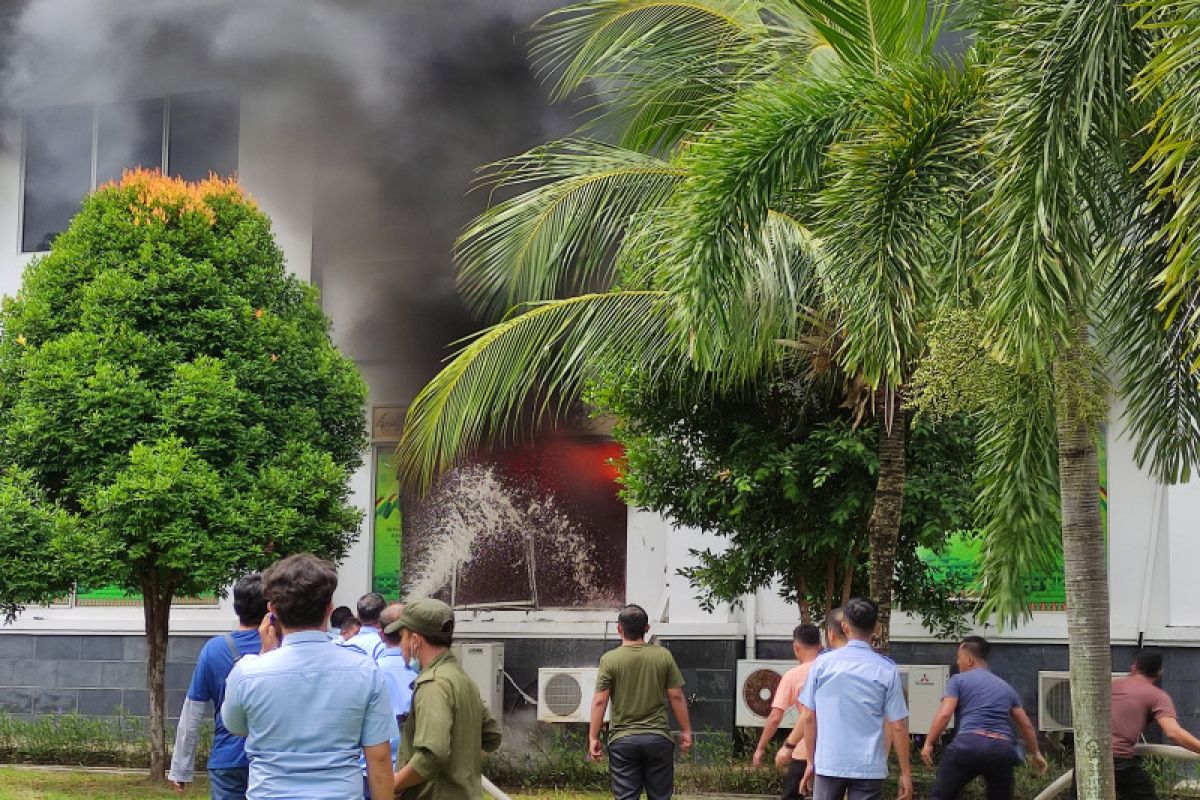 Flash - Ruang Fraksi Hanura di gedung DPRD Batam terbakar