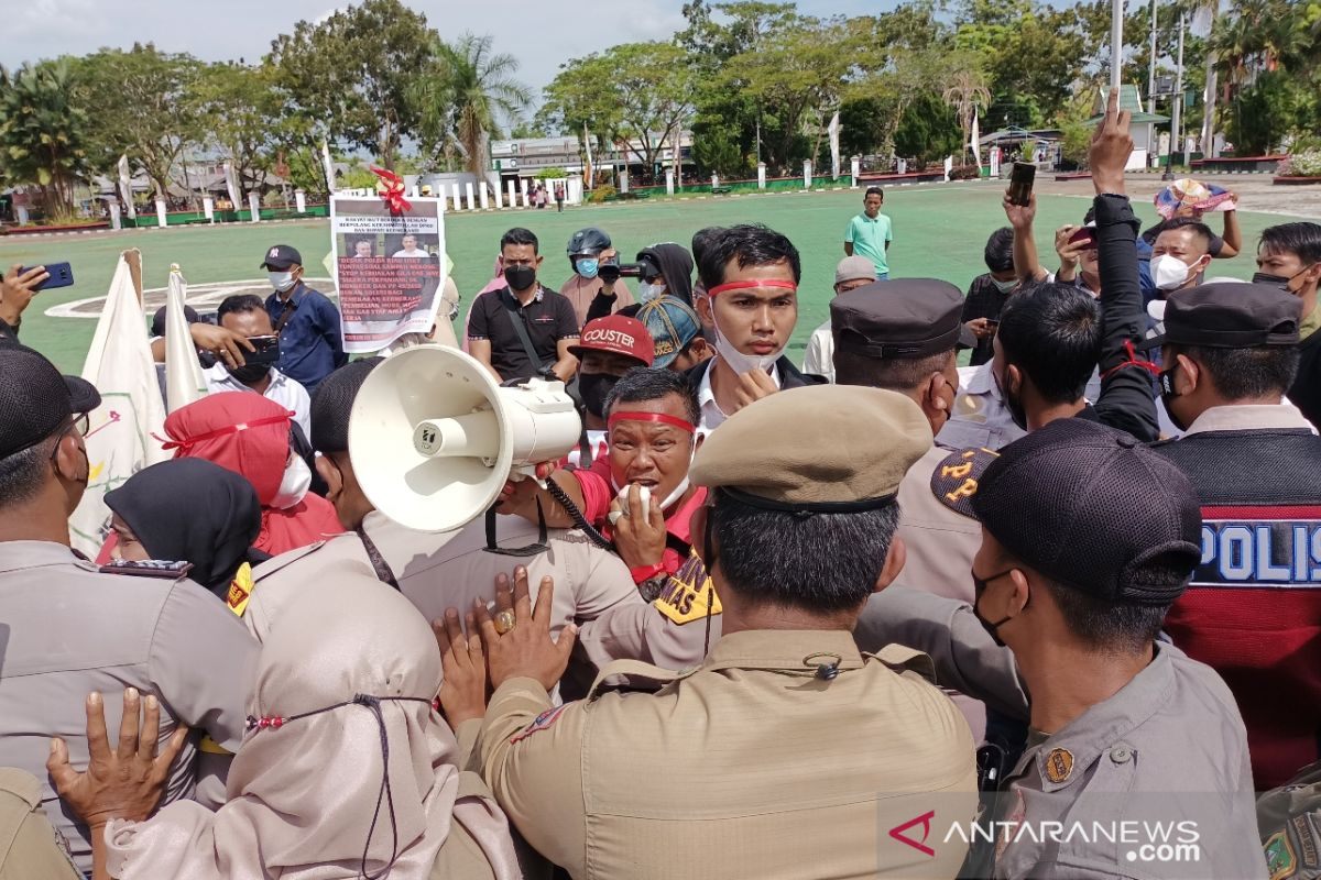 Tiga kali kantor bupati digeruduk massa, Bupati Meranti tetap gagal ditemui