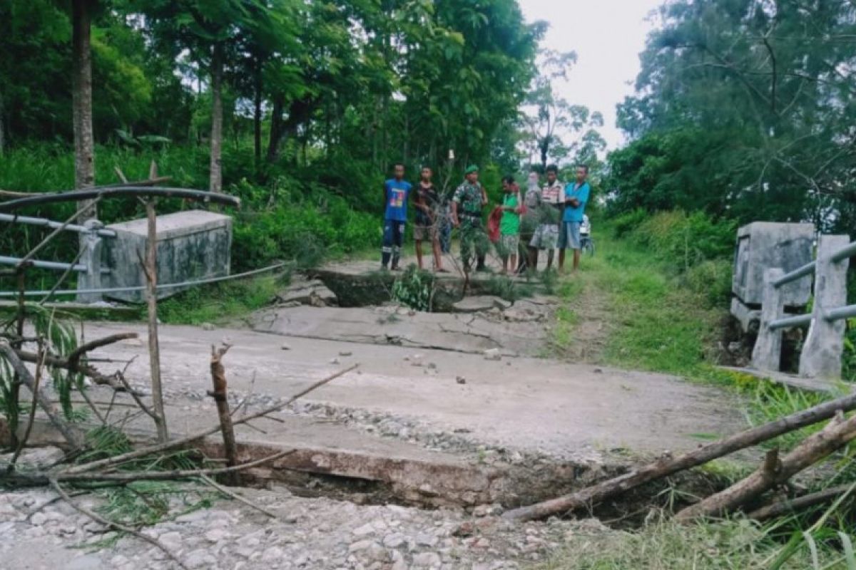 BPBD NTT sebut jembatan di perbatasan rusak akibat longsor