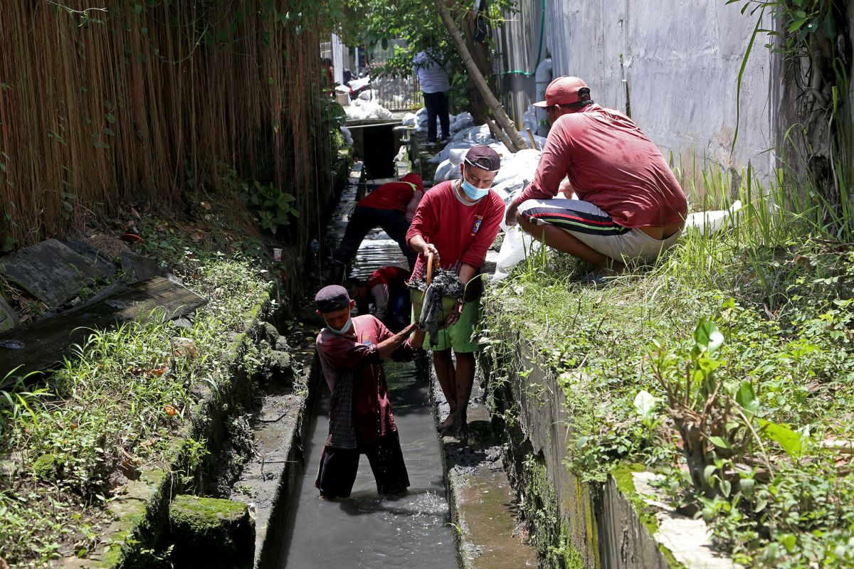 Antisipasi genangan, DSDABM lakukan normalisasi saluran air di pusat Kota Surabaya