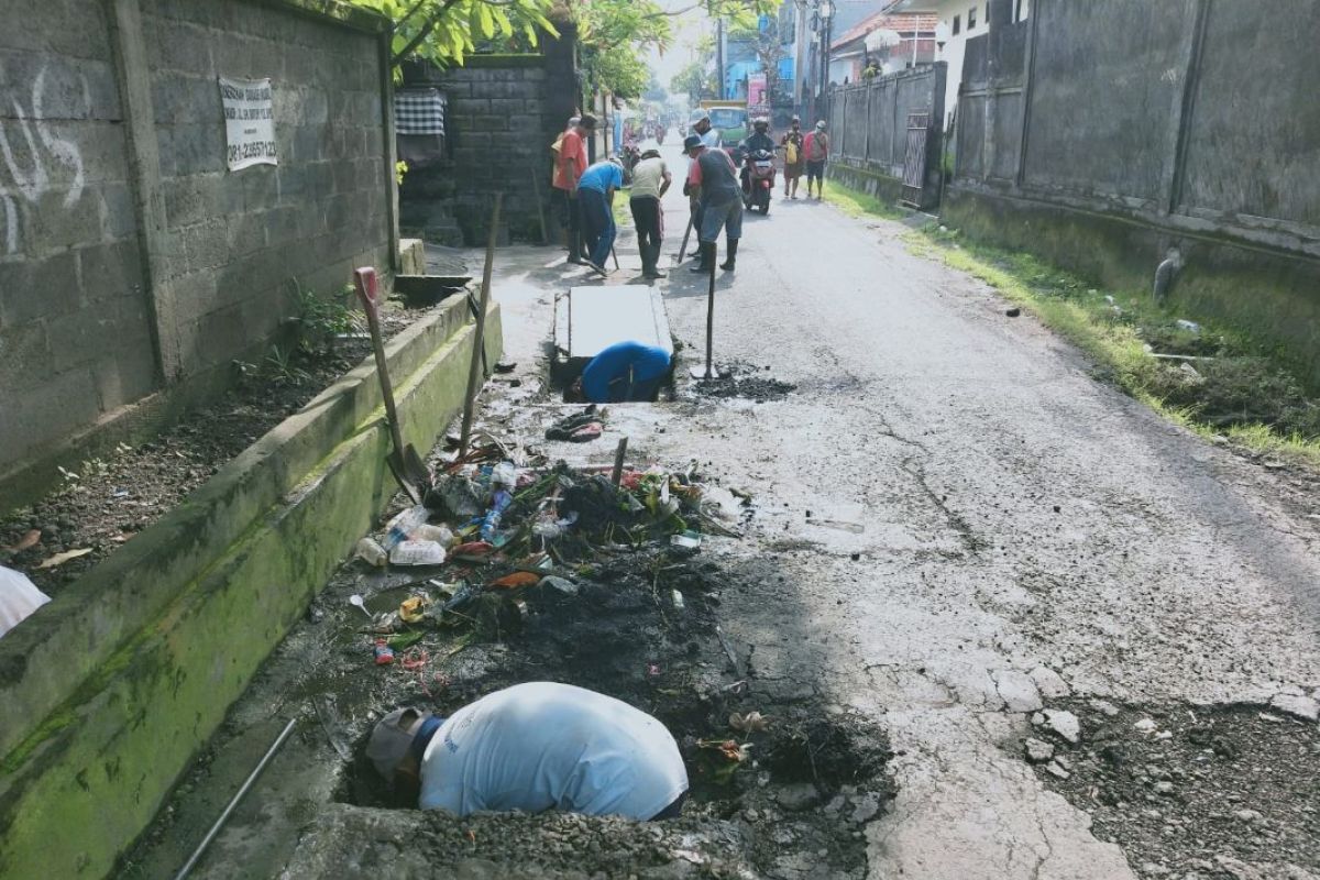 PUPR Denpasar bersihkan saluran air cegah banjir