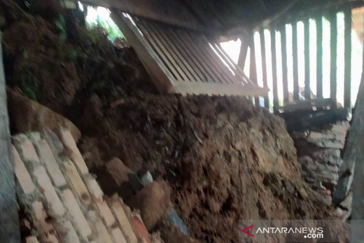 Bencana longsor dan pohon tumbang rusak dua rumah di HSS
