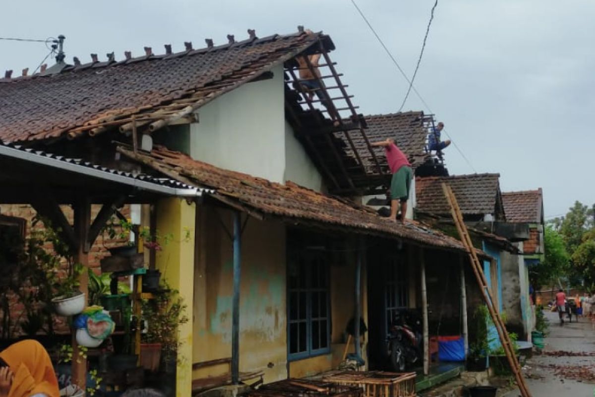 Angin kencang terjang beberapa desa di Kudus