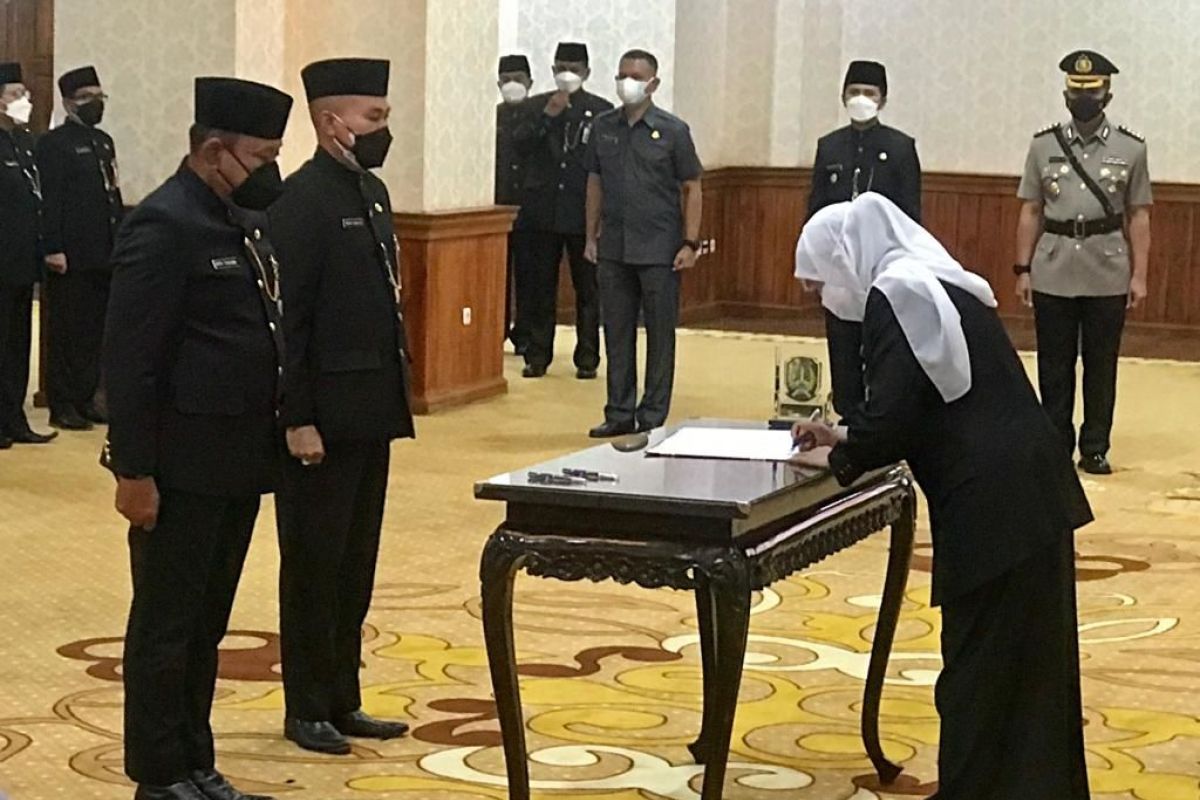 Lantik Wahid sebagai Penjabat Sekdaprov, Khofifah sebut Heru Tjahjono penggawa birokrasi