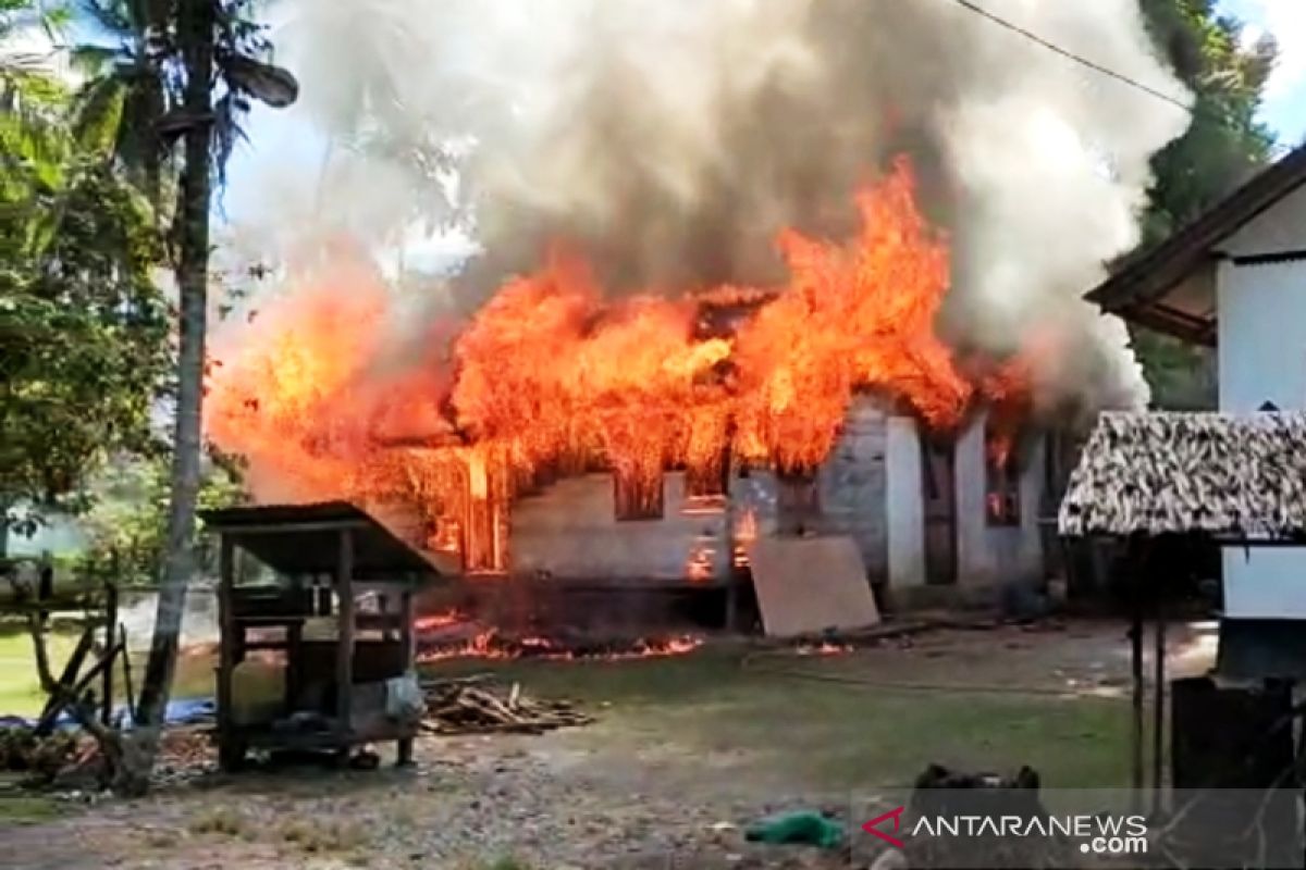 Petugas BPBD Aceh Barat berhasil padamkan api di rumah warga